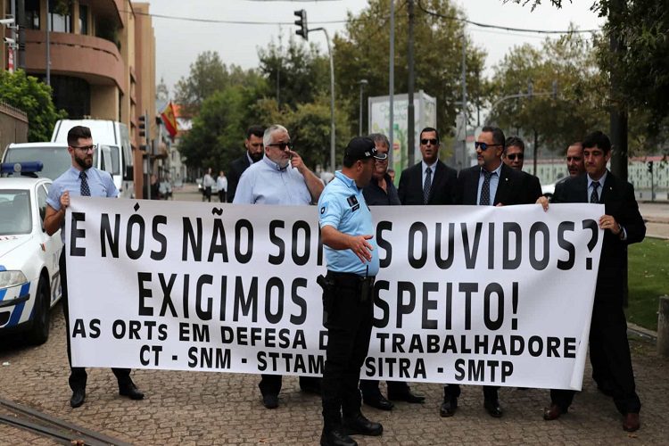 Folha de Maputo - Notícias - Desporto - Messi em confronto com jogadores do  City